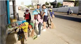  ?? SUNSTAR FOTO / ALAN TANGCAWAN ?? DISCIPLINE ZONES. Lapu-Lapu City police do the rounds and clean up the streets, with some volunteers’ help. The cities of Lapu-Lapu and Mandaue are implementi­ng their discipline zone program in selected areas.