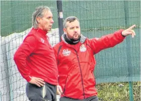  ?? Pic: Karen Scott ?? Talking tactics Thistle gaffer Billy Campbell and his assistant Gary Johnstone