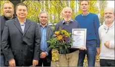  ?? BILD: ASJ ?? Würdigung jahrelange­n Einsatzes: Detleff Prellwitz (3. v. rechts) freute sich über die Ehrung der AsJ.