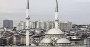  ?? ?? A view of a mosque with a backdrop of residentia­l properties in the Esenyurt district of Istanbul, Türkiye, April 4, 2023.