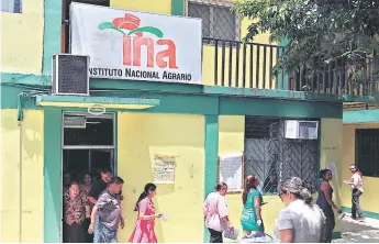  ?? FOTO: EL HERALDO ?? En el Instituto Nacional Agrario (INA) se realiza una “reingenier­ía”, por lo que se pretende despedir a unos 300 empleados a los que se les deben pagar alrededor de 600 millones de lempiras.