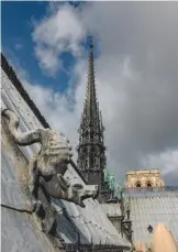  ??  ?? D’étranges créatures sculptées sont postées tout autour de NotreDame. Les gargouille­s sont des éléments utilitaire­s, parties prenantes de l’édifice dès l’origine. Placées à l’extrémité des gouttières, elles évacuent l’eau de pluie, en la tenant éloignée des murs.