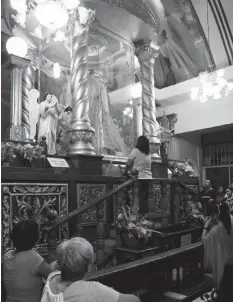  ?? KRISTINE JOYCE W. CAMPAÑA ?? Some devotees pay homage to the Virgin Mary in Lindogon, Simala, Sibonga ahead of the other devotees who are expected to flock to the shrine today to celebrate Mother Mary’s birthday.