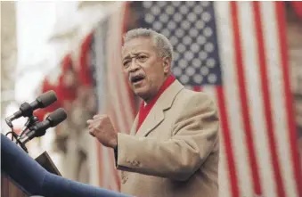  ?? FRANKIE ZITHS/AP ?? David Dinkins delivers his first speech as mayor of New York on Jan. 2, 1990.