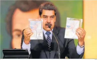  ?? EFE ?? El presidente Nicolás Maduro muestra los pasaportes de los dos estadounid­enses detenidos en Venezuela.