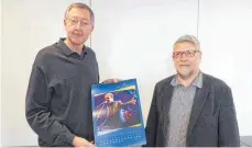  ?? FOTO: SIEGEMUND ?? Das neue Programm der Sommerbühn­e in Blaubeuren stellten Peter Imhof (links) und Eberhard Fuhr vor.