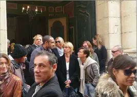  ?? (Photos P. Pleu) ?? A la sortie de l’office Elodie Pierrat (blonde cheveux courts) entourée de ses amis. Laurence de Peretti, maman d’Aurélie, est derrière (blonde avec des lunettes noires).