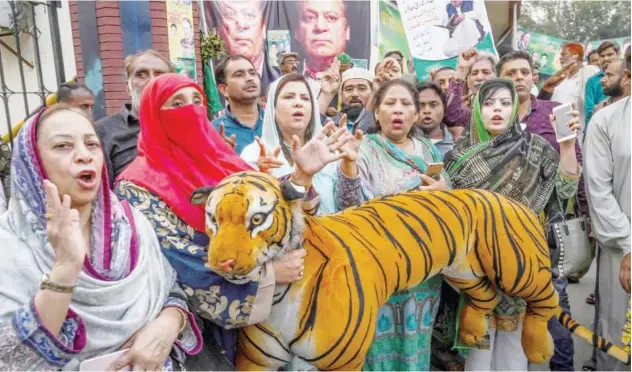  ?? Agence France-presse ?? ↑
Supporters of Nawaz Sharif shout anti-government slogans outside a hospital in Lahore on Tuesday.