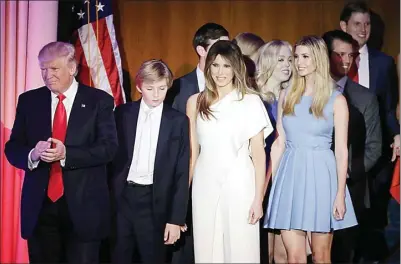  ?? MIKE SEGAR/REUTERS ?? FORMASI LENGKAP: Presiden terpilih AS Donald Trump didampingi Melania, Ivanka, Barron, dan anggota keluarga lainnya di Manhattan, New York.