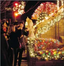  ?? SETH WENIG/ THE ASSOCIATED PRESS ?? Profession­al Christmas light displays can cost anywhere from a few hundred dollars to $10,000 or more.