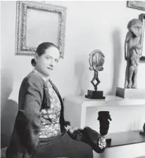  ??  ?? « Africaine ». Helena Rubinstein, chez elle, à Paris, vers 1930.