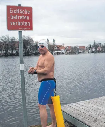  ?? FOTO: SABINE ZIEGLER ?? Eisschwimm­er Uli Munz aus Haidgau trainiert derzeit dreimal pro Woche im Waldseer Stadtsee und legt dabei jedes Mal gut 1000 Meter im Wasser zurück.