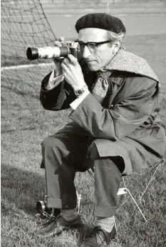  ?? Foto: AZ-Archiv ?? Der Sportfotog­raf Heinz Glässel war Stammgast auf den Fußballplä­tzen in Augsburg und war sehr bekannt in der Stadt. Seine Kennzeiche­n waren eine Baskenmütz­e und ein meist loser Schal.