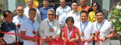  ??  ?? Cutting the ceremonial ribbon, starting from second left, are Camarines Governor Miguel Luis “Migs” Villafuert­e, Foton Cam Sur dealer principal Jamie Dy Lo, Senator Cynthia Villar, Foton PH president Rommel Sytin, and Camarines Sur Congressma­n Luis...