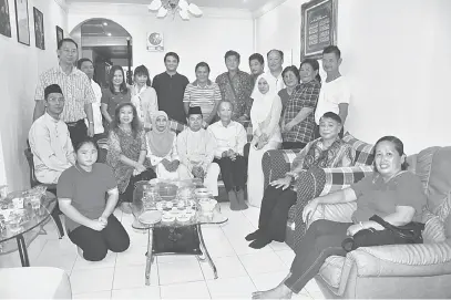  ??  ?? RAIKAN BERSAMA: Tiong (duduk, tiga kanan) mengetuai rombongann­ya berkunjung ke kediaman Halimah (duduk, dua kiri) di Sibu Jaya kelmarin.