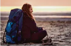  ?? Foto: Isa Rühmann ?? Nach einem Tagestrip mit Schlittenh­unden gönnt sich Simone Hage kurz vor Sonnen untergang am Strand von Varberg (Schweden) eine kurze Pause.