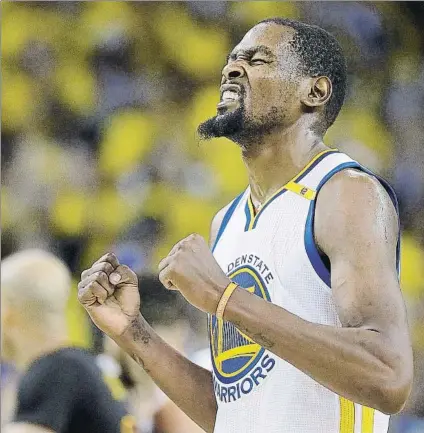  ?? FOTOS: AP ?? Durant daba rienda suelta a su alegría y desahogo al final del partido. A la derecha se abraza con LeBron, el primero que fue a felicitarl­e y a compartir unos instantes en el centro de la pista. Abajo, tapón de Draymond Green sobre JR Smith. La defensa...