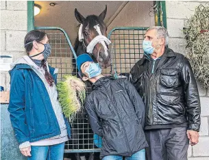  ?? NICK KOZAK FOR THE TORONTO STAR ?? Trainer Josie Carroll, jockey Daisuke Fukumoto and owner Larry Cordes hang out with Mighty Heart. Carroll could become the first female trainer ever to win the Canadian Triple Crown.