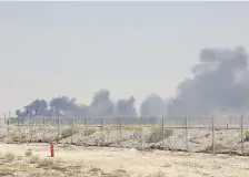  ??  ?? Humareda saliente de una de las plantas petroleras atacadas por rebeldes yemeníes en territorio de Arabia Saudita. (AFP)