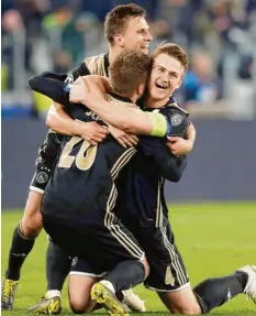  ?? Foto: WITTERS ?? Joel Veltman (von links), Lasse Schoene und Ajax-Kapitän Matthijs de Ligt bejubeln in Turin den Einzug ins Halbfinale der Champions League.