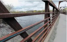  ?? LILI PARADI ?? The Odenabe/ Otonabee River can be seen from the historic rail bridge. A fine line of blue chalk follows the path of the bridge’s handrail, mimicking the river that it spans.