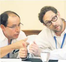  ?? FOTOS: AMÍLCAR IZAGUIRRE ?? EXPOSITORE­S. Héctor Castro y Juan Fernando Lezaca durante el foro celebrado en el hotel Copantl.