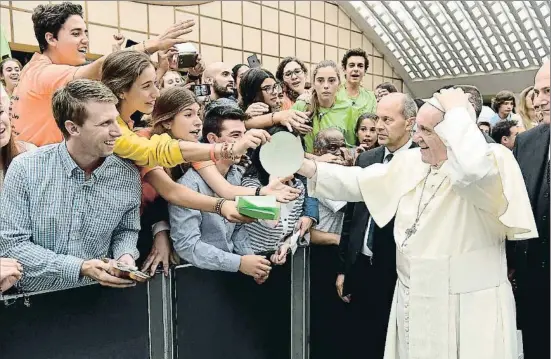  ?? AFP / OSSERVATOR­E ROMANO ?? El papa Francesc va rebre d’uns joves de Barcelona un nou solideu durant l’audiència setmanal de dimecres passat, al Vaticà