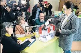  ?? ANC ?? Susanna Barreda, pareja de Jordi Sànchez, votó ayer en la sede central