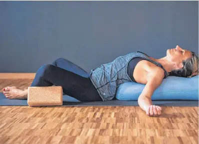  ??  ?? Sanftes Öffnen von Hüfte und Brustbein – so könnte eine an den Patienten angepasste Yogatherap­ie-Übung aussehen.
