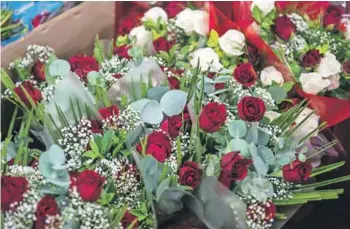  ?? Photos: Hanna Brunlöf ?? Non-stop: Multiflora takes delivery of flowers 24 hours a day. Every morning, they are packed on trolleys, then sent to the auction room.