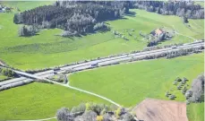  ?? FOTO: HEINZ MAUCH ?? Die für den Solarpark vorgesehen­en Wiesen von oben gesehen. Im Hintergrun­d das westlich der A 96 gelegene Grundstück mit dem Kebachhof (rechts). Vorn das Richtung Humbrechts gelegene Gelände.