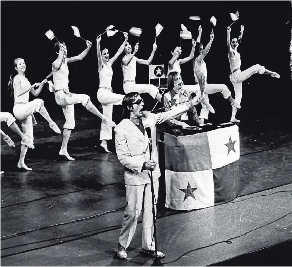  ??  ?? Freek de Jonge en Bram Vermeulen samen met Het Nationale Ballet tijdens de Nieuwjaars­voorstelli­ng 1972 in de Stadsschou­wburg Amsterdam.