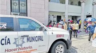  ?? ?? Agraviados protestaro­n en las instalacio­nes de la Fiscalía y del Poder Judicial