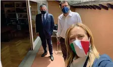  ??  ?? Il selfie
Giorgia Meloni, 43 anni, con Antonio Tajani, 66, e Matteo Salvini, 47