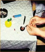  ??  ?? 1993 fotografie­rten sich Knackis selbst im Knast beim Aufziehen einer Drogenspri­tze.
