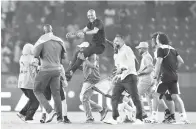 ?? — Gambar AFP ?? GEMBIRA: Staff pasukan Mauritania menimang jurulatih Amir Abdou meraikan kemenangan 1-0 ke atas Algeria.