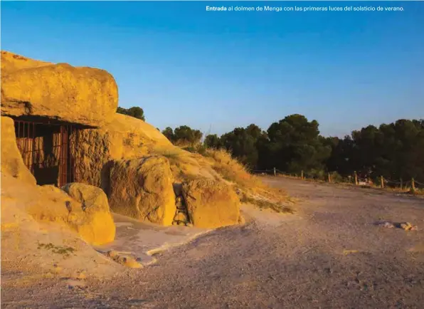  ??  ?? al dolmen de Menga con las primeras luces del solsticio de verano.