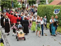  ??  ?? Eng wurde es an einigen Stellen beim Festumzug. Die Sportfreun­de Windach (rechts) befinden sich gerade im Gegenzug.