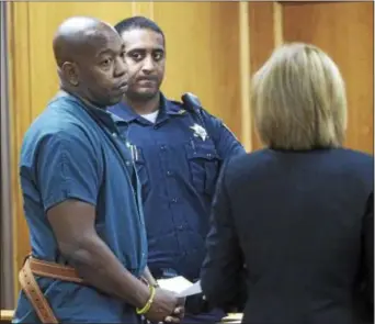  ?? POOL PHOTOS — PATTI SAPONE — NJ ADVANCE MEDIA ?? Dereal Finklin, left, talks with public defender Regina Ruocco. Finklin, 43, charged with making terroristi­c threats against US Rep. Chris Smith appears in state Superior Court in Freehold on Friday for a detention hearing.