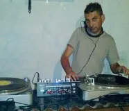  ??  ?? Dario immortalat­o mentre lavora come deejay, uno dei suoi hobby