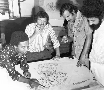  ?? GLEANER ARCHIVES ?? This 1974 photo shows Design Collaborat­ive Partners discussing the site plan for the Cultural Training Centre. From left are Evan Williams, David Twiss, Stephen Mendes and Patrick Stanigar.