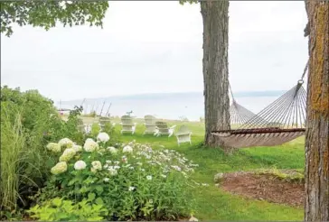  ?? ROBERT RAUSCH/THE NEW YORK TIMES ?? A hammock behind a home on Lake Michigan in Petoskey, Michigan, on August 17, 2015. Smartphone apps and gadgets may be a way to put some zzz’s into your jet-lagged travelling.