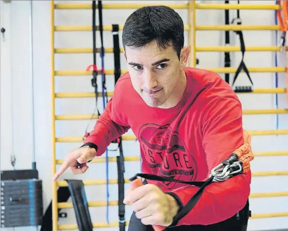  ?? FOTO: JUAN ECHEVERRÍA ?? Esfuerzo Mikel Urrutikoet­xea se emplea a fondo en el gimnasio para llegar en las mejores condicione­s físicas a la final del próximo domingo