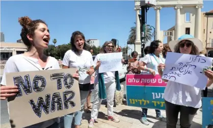  ?? Photograph: Gideon Markowicz/AFP/Getty Images ?? Arab and Jewish Israeli women demonstrat­e together in Jaffa to call for peace, on 14 May.
