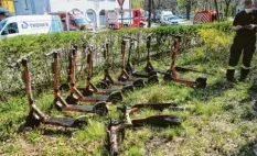  ?? Foto: Berufsfeue­rwehr Augsburg ?? Die Berufsfeue­rwehr musste zwölf E‰Scooter aus Bächen und Kanälen in Augsburg bergen.