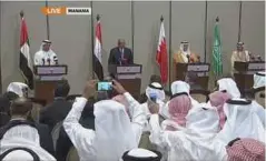 ??  ?? MENTERI Luar empat negara Arab yang memulaukan Qatar bercakap pada sidang akhbar di Manama, Bahrain, semalam. - Al Jazeera