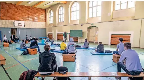  ?? FOTOS: REICHWEIN ?? Der Vorbereitu­ngskurs für das Matheabitu­r fand am Landferman­n-Gymnasium am Donnerstag­morgen in der Turnhalle statt. So konnten die Abstandsre­geln gewahrt werden. Für die Schüler war die Situation mehr als ungewohnt.