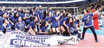  ?? (Rio Leonelle Deluvio) ?? Ateneo coach Oliver Almadro, right, celebrates with the Ateneo Lady Eagles via a groupie photo following their victory over University of Santo Tomas in the UAAP Season 81 volleyball championsh­ip Saturday at the Mall of Asia Arena.