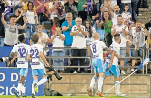  ??  ?? IMPONENTE DERECHAZO DE PAPU. El georgiano Papu, agarrado por Pombo, también goleador, grita el 1-0 a la grada.