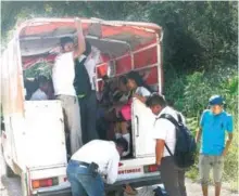  ??  ?? Choferes de las camionetas del Transporte Rural y Mixto permiten que usuarios viajen colgados de las defensas y el sobrecupo. / Foto: Rubén Juárez